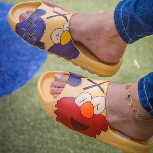 Pantuflas Estampadas Elmo Mostaza