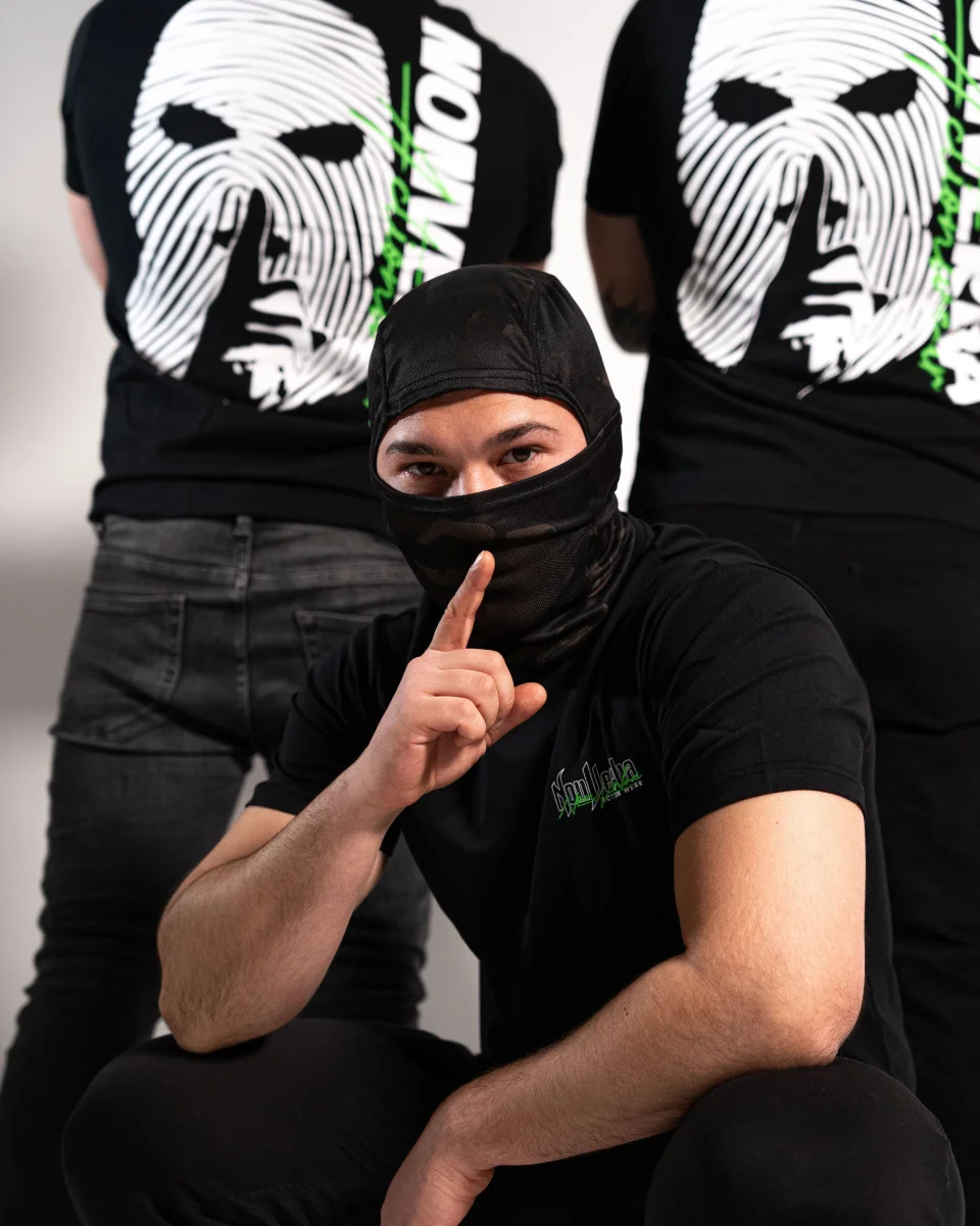 CAMISETA "BALACLAVA" NEGRA/VERDE - Imagen 3