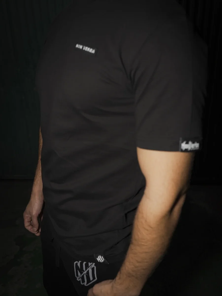 CAMISETA "INSIGNIA" NEGRA - Imagen 6