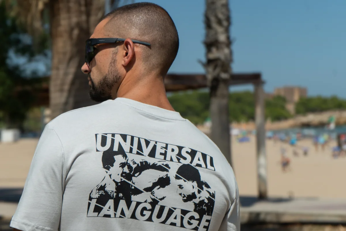 CAMISETA "INTERNATIONAL LANGUAGE" GRIS CLARO - Imagen 5
